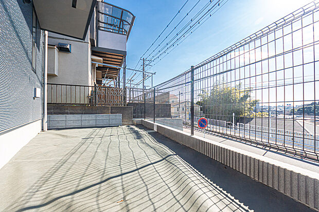 広がる夢と楽しむ現実
家の南側に大きなお庭がある幸せ。
趣味のガーデニングや家庭菜園も明るいお庭だからこそ楽しめる。
完成したお庭をリビングから眺める時間は至福の時間。