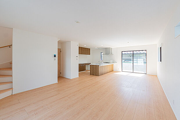 ☆☆ 上質な空間を ☆☆
開放感と日当たりの良さに恵まれたリビング空間。
上質な光は身体だけでなく心も温めてくれる。
圧迫感のない空間を是非、ご堪能下さい。