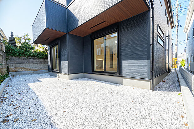 ☆☆ 広がる夢と楽しむ現実 ☆☆
家に大きなお庭がある幸せ。
趣味のガーデニングや家庭菜園も明るいお庭だからこそ楽しめる。
外の目線も気にならないプライバシーの良さも魅力。