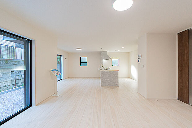 ☆☆ お庭を愉しむリビング空間 ☆☆
リビングからはお庭が綺麗に眺められます。
もちろん南向きで大変明るい空間だから自然と家族の笑みが・・・
家族が集まるリビングで大事な要素。