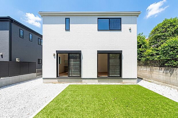 ☆☆　広がる夢と楽しむ現実　☆☆
家に大きなお庭がある幸せ。
趣味のガーデニングや家庭菜園も明るいお庭だからこそ楽しめる。
完成したお庭をリビングから眺める時間は至福の時間。