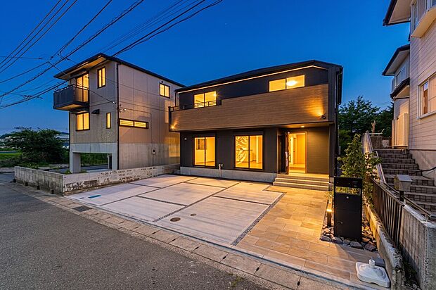 ☆☆ マイホームの喜びを感じる ☆☆
スタイリッシュなデザインに心満たされる。
憧れのマイホームに相応しい美しく映える外観です。
(*画像をAI処理し夜イメージ画像にしています。)