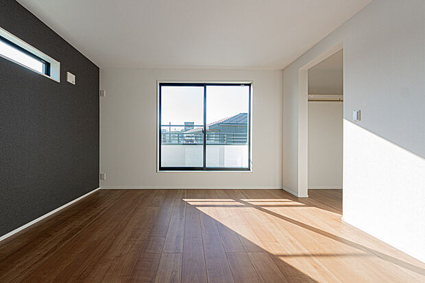 【☆☆　主寝室＋機能性　☆☆】7.2帖主賓室にはウォークインクローゼットにバルコニー。
東南角部屋による太陽の力、風通しや開放感も良いお部屋だからストレスフリーな空間に♪