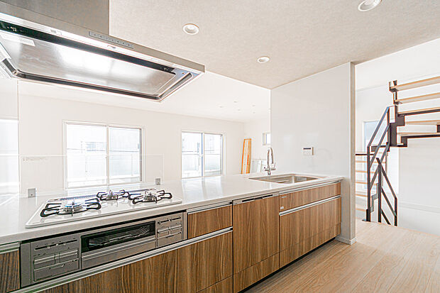 【☆☆　全体を見渡せる安心感　☆☆】◎家族の会話が弾む奥様に人気の高いオープンカウンターキッチン
◎料理しながらお子様の様子の確認ができ移動しやすい広いキッチンスペースは奥様にとって安心感の高い住まい。