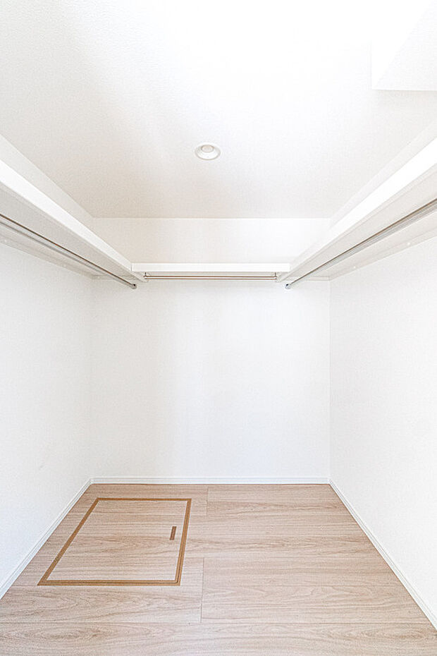 【☆☆　おしゃれだけでは、満足できない物がある　☆☆】おしゃれだけでは、ストレスフリーの家にならない。収納も満足だから、ストレスーフリーの家につながります。
奥様に人気が高く収納力のあるW.I.C付♪