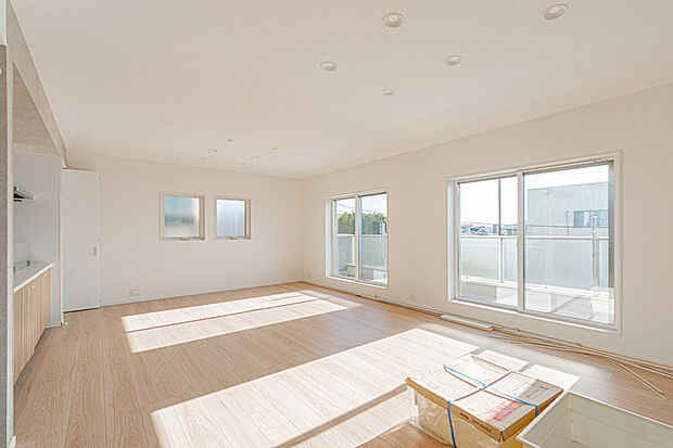 【☆☆　「最高」の空間に「採光」の良さ　☆☆】開放感と日当たりの良さに恵まれたリビング空間。
のびのび子育て、ストレスのない生活、明るい家族。これも、室内の広さと陽の入り方に大きく左右される要素。