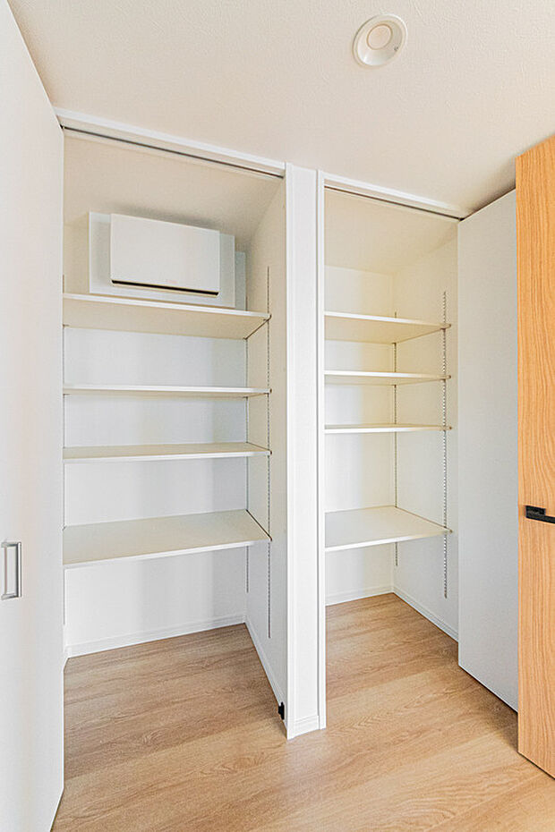 【☆☆　「見せる」美学・「見せない」　美学☆☆】廊下に広々収納スペース。
共有するものなど痒いところに大型クローゼットがあるので外にださずきれいに整頓できます♪