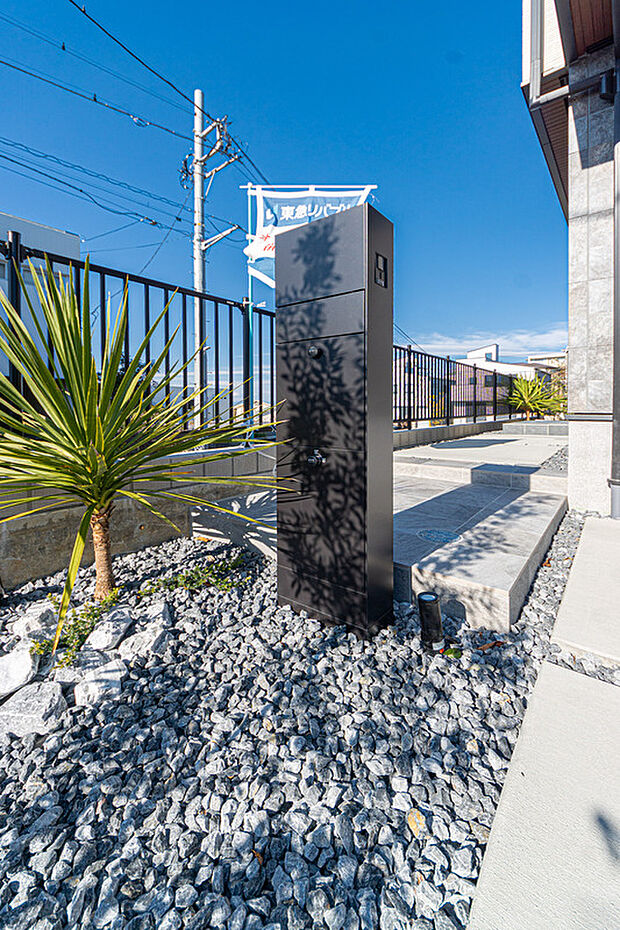 【☆☆　宅配ボックス　☆☆】一般の建売にはまずないアイテム「宅配ボックス」
共働きなど留守がちなご家庭には特に嬉しいアイテムです♪