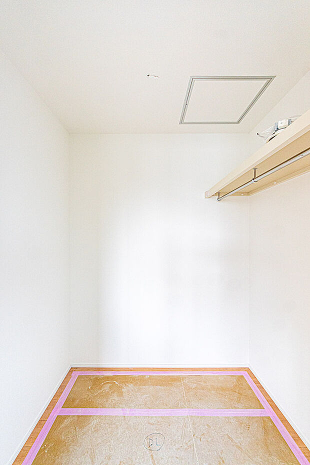 【☆☆ 玄関のお供に ☆☆】ゴルフバッグ・ベビーカーなどを収納できるスペース「シューズクローク」
可動式の棚でブーツなどもすっきり収納♪
機能性だけでなく、玄関をお洒落に演出する付加価値の高いアイテム。