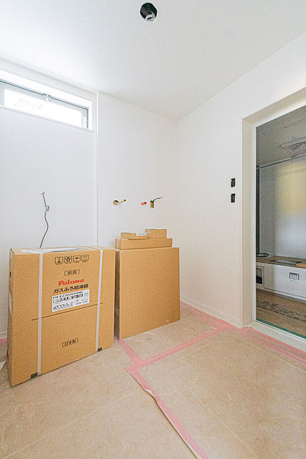 【☆☆洗面ルーム☆☆】1日の始まりや入浴前に必ず入る空間だからこそ、清潔感や利便性が重要になる。三面鏡、収納豊富な洗面化粧台。