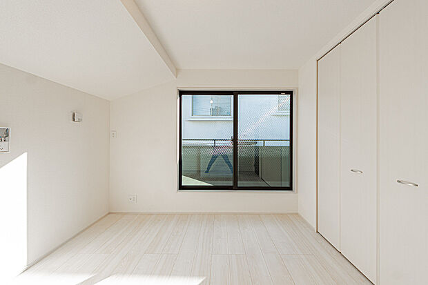 【☆☆ 角住居の陽当たり・開放感 ☆☆】一日のスタートに欠かせない陽ざし。朝の目覚めも太陽の力で元気にスッキリと。
風通しや開放感も良いお部屋だからストレスフリーな空間に。