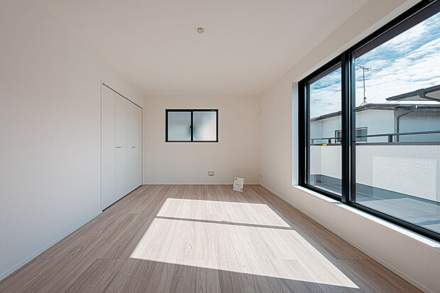 【☆☆ 角住居の陽当たり・開放感 ☆☆】一日のスタートに欠かせない陽ざし。朝の目覚めも太陽の力で元気にスッキリと。
風通しや開放感も良いお部屋だからストレスフリーな空間に。