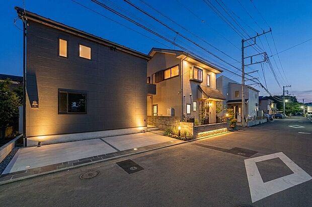 「マイホームの喜びを感じる」
スタイリッシュなデザインに心満たされる憧れのマイホーム。
※画像の夜景風景、照明等はCGによるイメージ画像です。