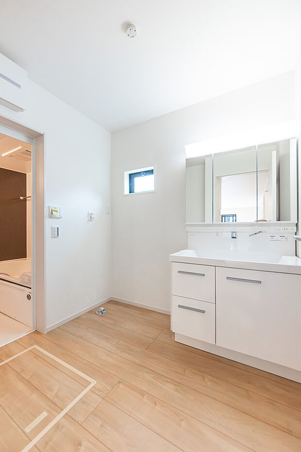 【洗面台】「洗面ルーム」
1日の始まりや入浴前に入る空間だからこそ、清潔感や利便性が重要になる洗面室。