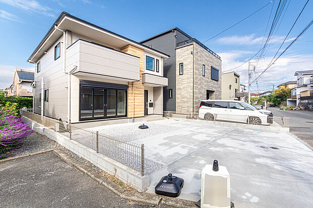 【外観】開放感＋日当たりの良さ
家に入らなくても分かる日当たりの良さ。開放感の良さ。
碧空も清々しく心地の良い住まい。
住みたくなる家。暮らしたい町。