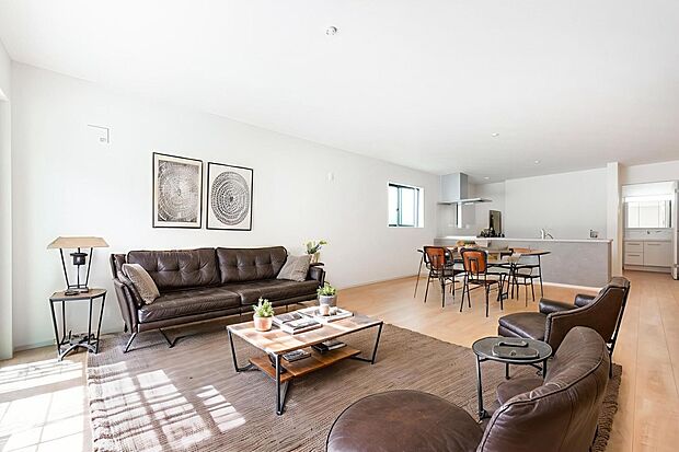 【リビングダイニング】素材感が際立つ上質なインテリア。大きな窓から光が差し込むリビングは、日々の暮らしに品格と彩りを与えます。（本画像はCGにて家具等を配置しております。実際に家具等はおかれておりません。）