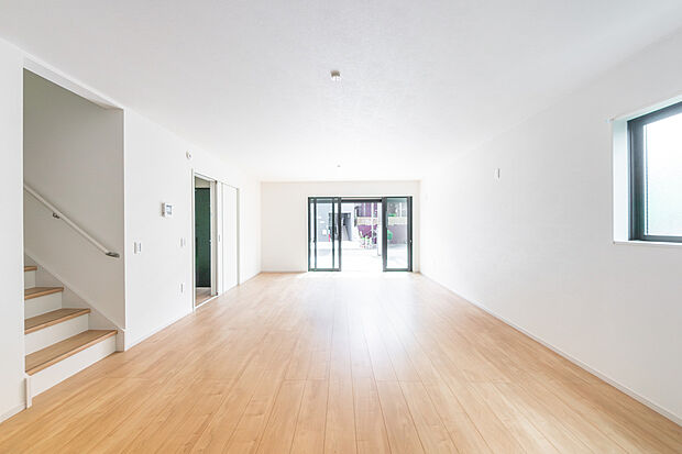 【リビングダイニング】この写真だけでは伝わらない心地よい空間を、ぜひ現地でご体感ください。家族の新しい物語が、このリビングから始まります。