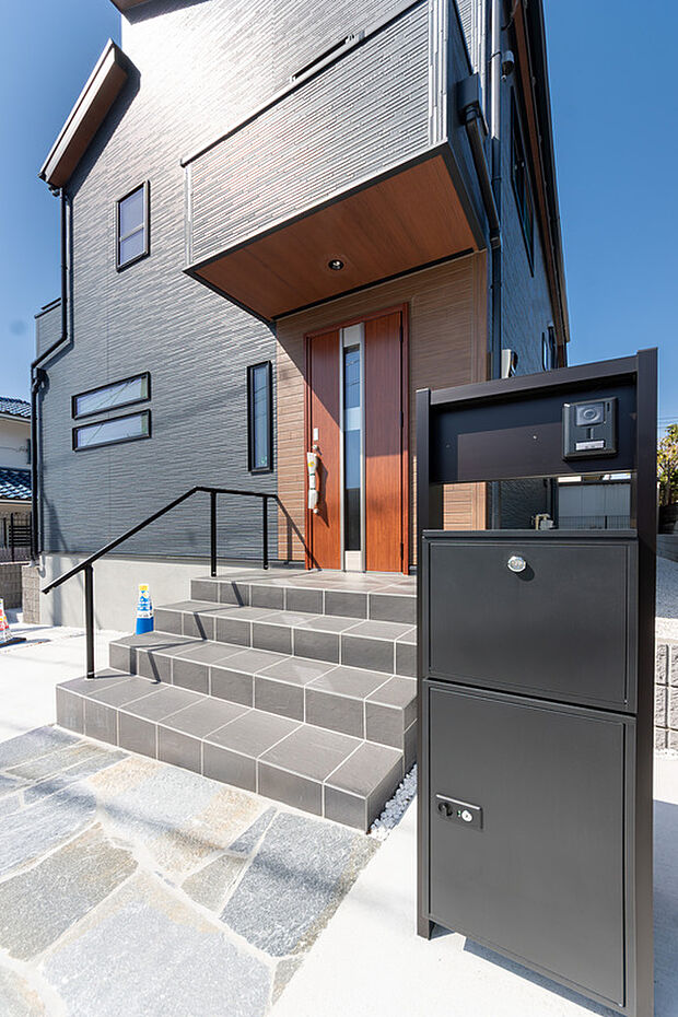 【素敵な玄関アプローチ】センスの良いオシャレな玄関アプローチ。所有欲が満たされる満足感の高い素敵な住まい。嬉しい宅配BOX付きです。