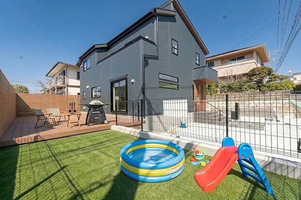 【「開放感溢れる住まい」】家と家の間隔が広くプライバシーが高く、しゃべり声に気使うことなく、思い切りプライベートの時間を家族と楽しむ。カースペース3台可(車種制限有)