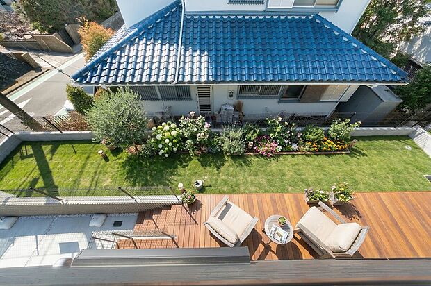 【「憧れのガーデンライフ」】碧空とガーデンライフが可能な日々の暮らしを豊かに彩ります。
(画像のウッドデッキや植栽、屋外用家具等はCGによるイメージ画像です)