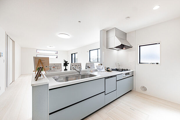 【「広々ワイドサイズなシステムキッチン」】せっかくのお料理空間。毎日の事だから広々システムキッチン。