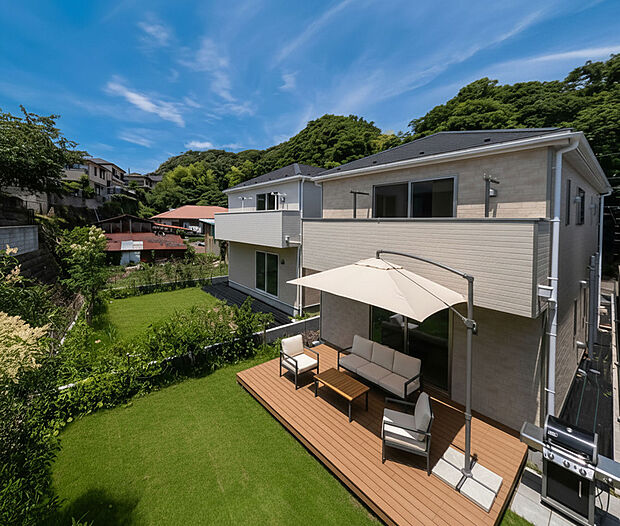 青空の下、BBQやガーデニングを楽しむ。緑豊かな自然に囲まれたプライベートガーデン。(本画像はCGにて家具やウッドデッキ等を配置しております。実際に家具等はおかれておりません。)