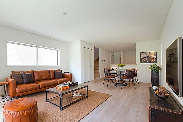 光が差し込む広々リビング。家具で個性を演出できる、自由度の高い空間設計。(本画像はCGにて家具を配置しております。実際に家具はおかれておりません。)