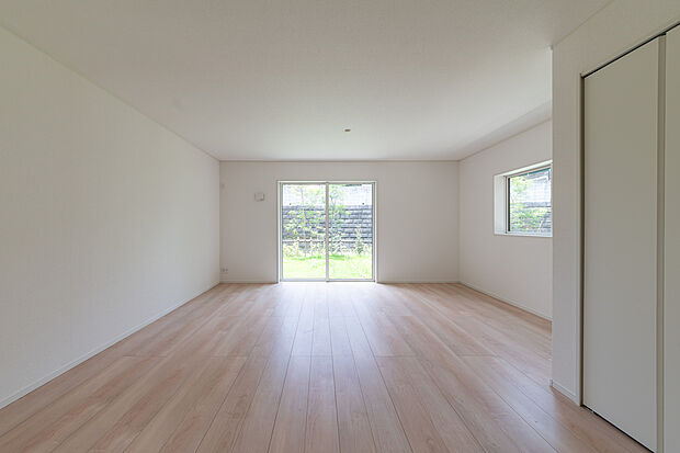 【LDK】ナチュラルな床材と白い壁。収納付きでいつでもすっきり、自由度の高い空間。