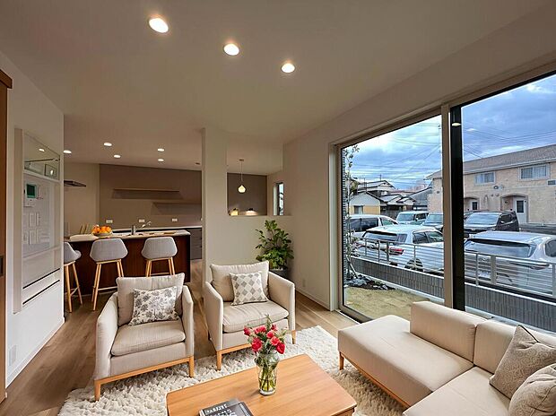 【8号地　LDK】大きな窓が特徴的なLDK