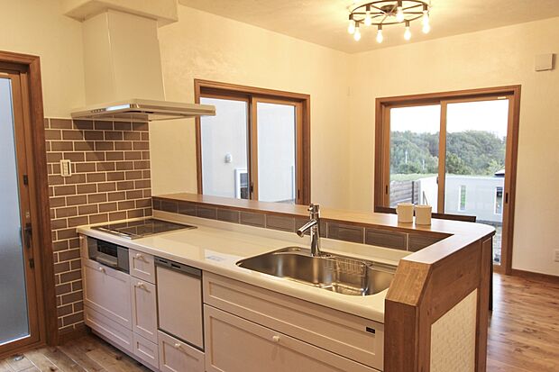 【キッチン2】白基調で清潔感のあるキッチン、広々としていて作業性抜群。キッチンに立ちたくなるそんなデザイン。