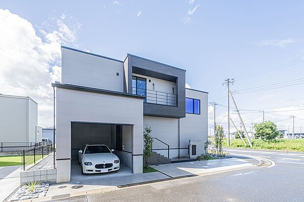 愛車を身近に感じながら暮らせる、ガレージのある家。雨の日も濡れずに乗り降りでき、荷物の出し入れもスムーズ。車を停めるだけでなく、趣味や収納の場としても活用できる、暮らしの可能性を広げるガレージです。