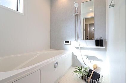 さわやかな光が注ぐ浴室は、夜だけでなく昼間も癒し空間で入浴し