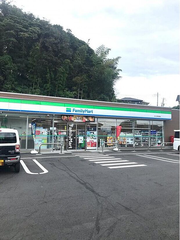 ファミリーマート袖ヶ浦奈良輪店(約668m)