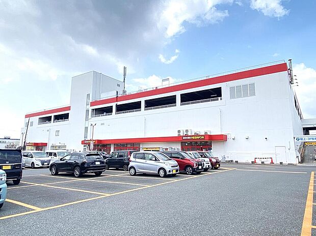 MEGAドン・キホーテ 長野店まで950m 徒歩12分 【営業時間】 9:00~0:00 〇サーティワンアイスクリームや ダイソー他にも店舗が入っています。日用品から食料品まで様々なものが揃っています