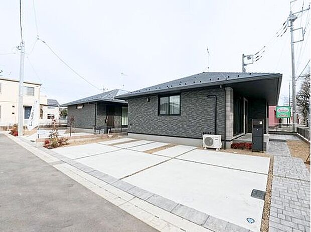 No.4 西側接道で駐車スペースも3台分確保し、ゆとりある敷地です。
タイルの質感も揃った落ち着きある外観です。