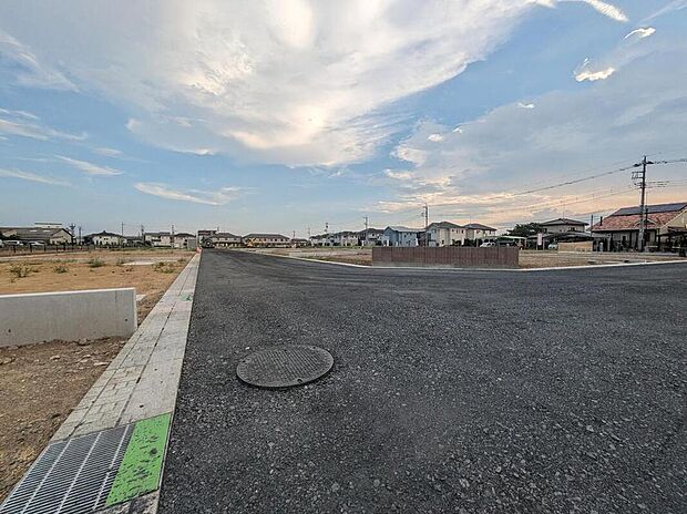 防犯灯も設置されるので、安心の環境。ゴミステーションも分譲地内に設置予定なので、生活しやすい環境です。