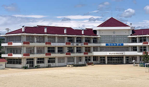 郡山市立行健小学校まで徒歩8分～9分（約640m~670m）児童数600名を超える大規模学校で、活気ある小学校生活が過ごせそうです！