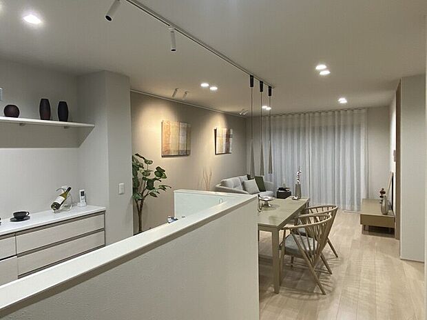 横並びダイニングでは、配膳や片付けの動線を短縮することができ、忙しい朝も嬉しいですね！