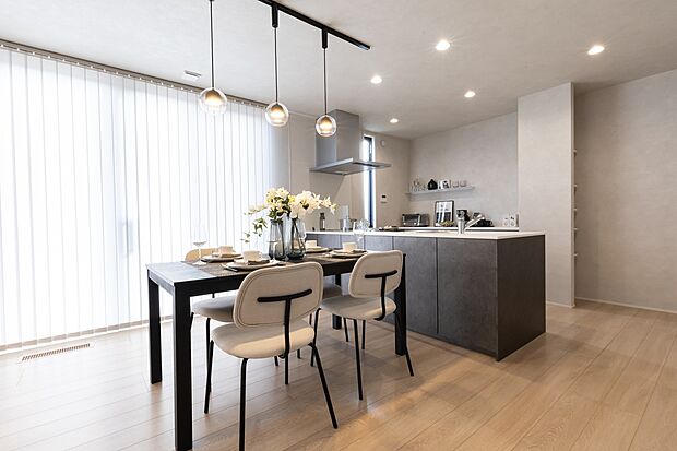 2面に設置された大きな窓が特徴的なおしゃれなLDK。開放感があり、家族が心地よく過ごせる空間です。