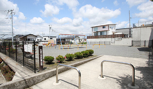 北原3号児童公園：徒歩約1～4分（約60m～270m）
すぐそばにある身近な公園。小さなお子さまの遊び場や、ちょっとした気分転換にも便利な立地です。