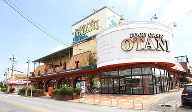 フードオアシスオータニ 鶴田店：徒歩約5～6分（約370m～420m）
徒歩圏内にスーパーがあり、毎日のお買い物もスムーズ。忙しい共働き世帯にも嬉しい、利便性の高い立地です。