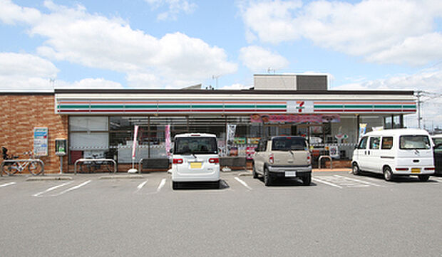 セブンイレブン 宇都宮上鶴田店：徒歩約7分（約490m～540m）
徒歩圏内にコンビニがあり、急なお買い物やATM利用にも便利。24時間利用できる身近な存在で、日々の暮らしをサポートします。