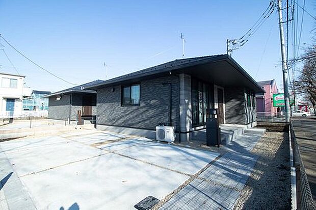 【現地外観写真】No.4 玄関部分は大判で質感あるストーンタイルを使用した邸宅感ある外観。太陽光発電3.980kw搭載。