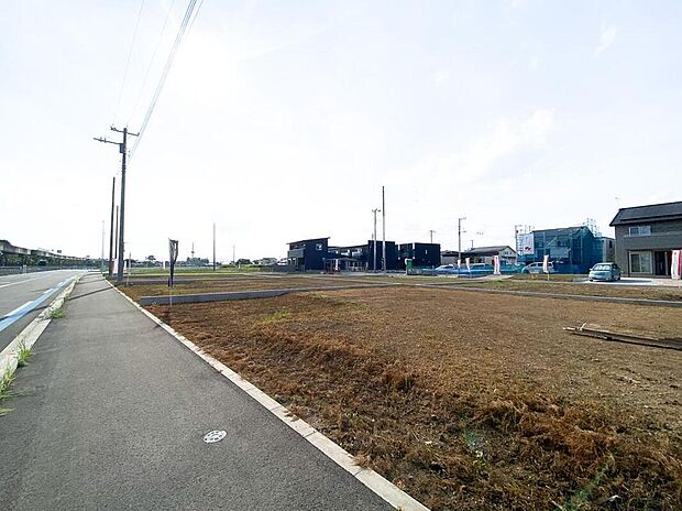 【前面道路含む現地写真】48街区 南側接道/歩道を含めて幅員12mの道路なので、1日中陽当りも良い区画です。歩道があるのでお子様の飛び出しなども防げます。