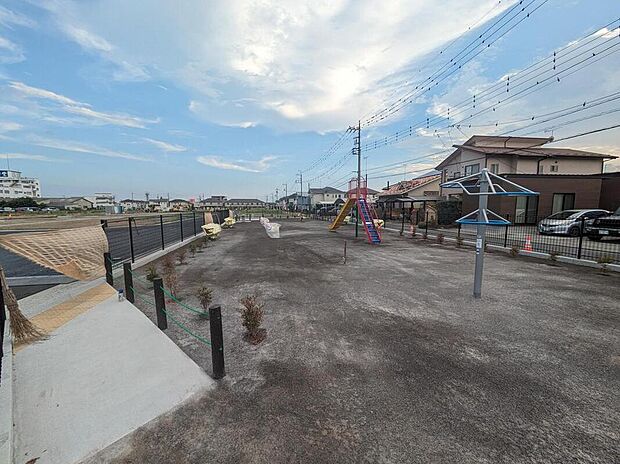 【その他現地写真】分譲地北側道路からの入口は公園もあり、お子様の家の近くでのびのび遊べます。
防犯灯も設置されるので、安心の環境。