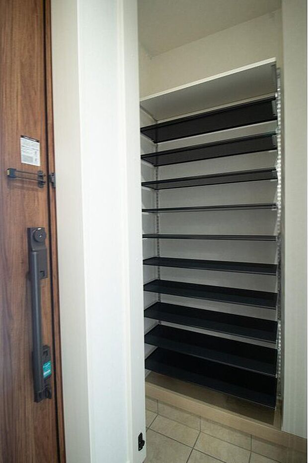 【玄関】No.23 玄関には、たっぷり収納できるシューズクローク付き!靴はもちろん、アウトドア用品や、ゴルフバッグなどもしまえる広さ。