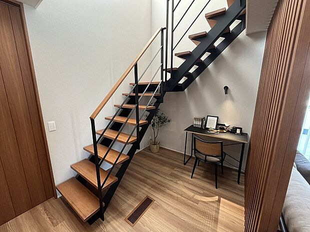 【階段】デザイン性の高いおしゃれな階段が、住まい全体のアクセントとなっています。

