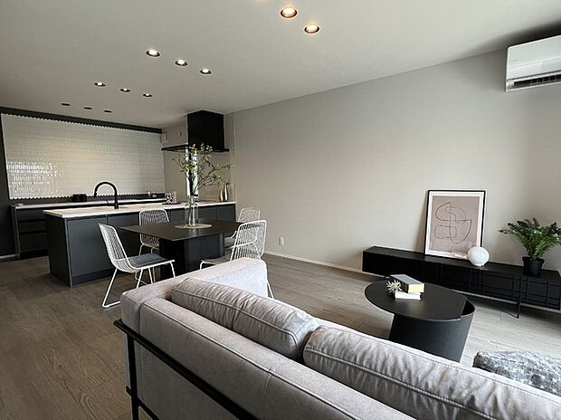 【LDK】明るい雰囲気が広がるリビング。空間全体を見渡せ、家族の様子が自然と伝わります。