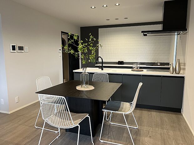 【ダイニングキッチン】料理をしながら家族の顔が見える、つながりを大切にしたキッチン空間です。