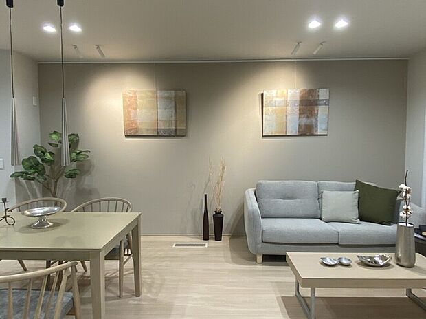 【リビング】（1号棟）マルチルームや１F、納戸、広々WICなどプラスアルファのスペースが充実のモデルハウスです。